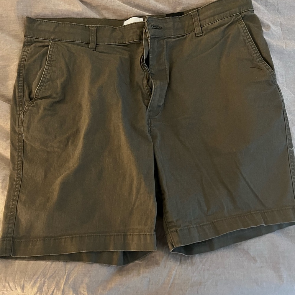 H&M Men’s Slim Fit Stretch Short, Olive, Size Large